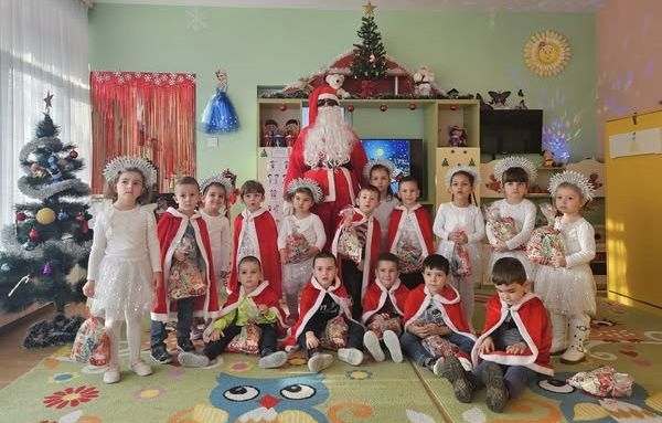 Дядо Коледа пристигна в ДГ "Мечо Пух" в Добринище  - ДГ Мечо Пух - Добринище